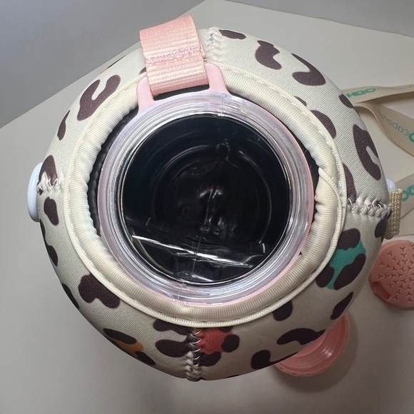 H2O Capsule Water Jug With Cheetah Print Sleeve and Strap Beige Color Scheme - Picture 7 of 8